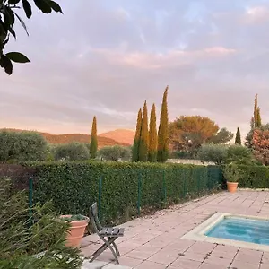 https://gite-au-milieux-des-oliviers.fr-provencehotel.com